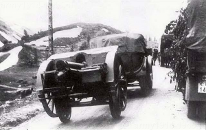 Czerwiec 1940 r. – drogi w Alpach. Ciągnik artyleryjski Fiat-SPA TL37 (Trattore Leggero) holuje na amortyzowanych wózku haubicę 100/17 mod.914. 