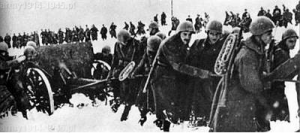 Rosja 1942/1943. Haubica 100/17 była z żołnierzami włoskimi na wszystkich frontach i wiernie służyła. 