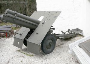 Haubica 100/17 mod 14/16/50 wyposażona w koła samochodowe, ustawiona na zewnątrz przed muzeum historycznym Alpini w Trento