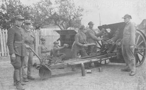 Lata dwudzieste. Haubice 100 mm wz.14 z 23. pal. Działo produkcji Skody, prawdopodobnie z czasów I WW, posiada błotniki kół i siedziska z przodu na tarczy pancernej. 