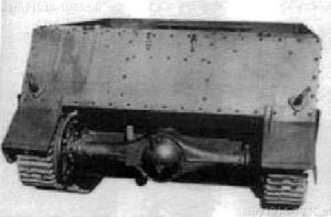 CVP-4 widok z tyłu. Tak jak w Universal Carrier tylny most znajdował się na zewnątrz opancerzenia. 