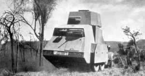 Fiat 611B w widoku od tyłu. Dokładnie widać rozmieszczenie stanowisk karabinów maszynowych, tylnego stanowiska kierowcy i tylny luk ewakuacyjny. 