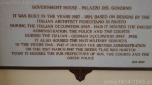 Tablica w wejściu do budynku obecnej greckiej prefektury, policji i sądu, dobrze oddaje stosunek Greków do opowiadanej tu historii. Palazzo del Governo zaprojektowany przez wybitnego włoskiego architekta Fiorestano di Fausto, a wybudowany przez Włochów w latach 1927-1929, był dla nich jedynie symbolem obcej władzy. Dla Greków była to najpierw okupacja włoska, później włosko-niemiecka. Jedynie okresu angielskiej administracji z lat 1945-1947 nie nazywają okupacją a wolność rozpoczęła się 31 marca 1947 r. po podniesieniu greckiej flagi. (Isola Coo)