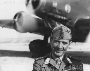 Na trzech kolejnych zdjęciach pułkownik Felice Leggio, dowodzący garnizonem włoskim na wyspie Kos i jedna z ofiar późniejszego niemieckiego barbarzyństwa. (Isola Coo)