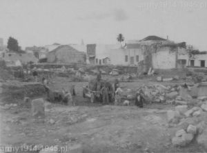 To samo miejsce po wyburzeniu ruin domów i rozpoczęciu odkrywania starożytnej warstwy miasta. 