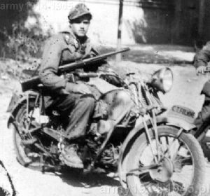 Żołnierz RSI na motocyklu uzbrojony w MAB 38A
