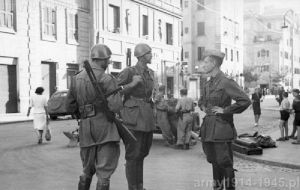 Wyjątkowe zdjęcie z krótkich walk w Rzymie w 1943 r. Żołnierze na zdjęciu dysponują MAB.38A z nasadzonymi bagnetami składanymi. 