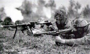 MAB 38A użyty w bitwie na froncie wschodnim, obok rkm Breda Mod.30 