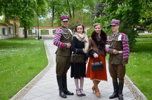 Sekcja żeńska w strojach Polski międzywojennej w towarzystwie ułanów z sekcji trębaczy 10 Pul, 2014 r.