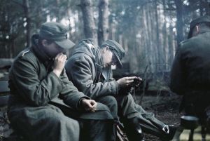 Chwila wytchnienia oraz zbieranie nieśmiertelników poległych towarzyszy broni - marzec 1945 - okolice Królewca.