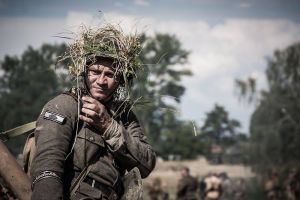 Żołnierz dywizji Grossdeutschland wyposażony w panzerschrecka, na jego ramieniu widać odznakę za zniszczenie czołgu front wschodni 1944 r.