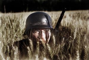 Żołnierz dywizji Grossdeutschland z drużyny zwiadowczej obserwuje pole w lipcowym słońcu. Okres w którym dobiegała końca ogromna operacja Bagration .
