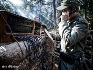 Żołnierz Wehrmachtu próbuje nawiązać łączność z jednym z bunkrów na froncie wschodnim - październik 1944.