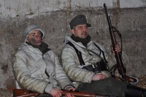 Postój w stodole - wyczerpani żołnierze po ciężkiej obronie jednej z wsi w Prusach Wschodnich - zima 1945