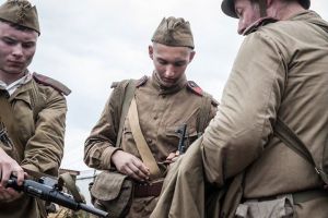 Sprawdzanie czystości broni i amunicji front wschodni wiosna 1945.