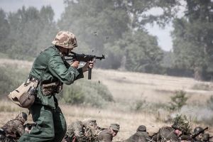 Unteroffizier z dywizji Grossdeutschland w natarciu na pozycje nieprzyjaciela - front wsch. 1944