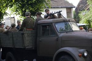 Partyzanci 5 Wileńskiej Brygady AK wjeżdżają do Bobolic 1946. Inscenizacja z 2014r. Fot. Karolina Pawłowska 