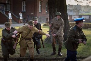 Zasadzka na funkcjonariuszy UB 1946 - inscenizacja w Koszalinie - fot. Gazeta_Odkrywcza