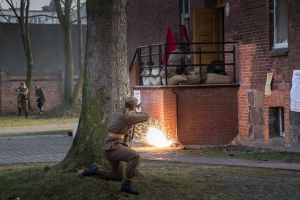 Atak na posterunek UB 1945r. Inscenizacja w Koszalinie – fot. Gazeta_Odkrywcza