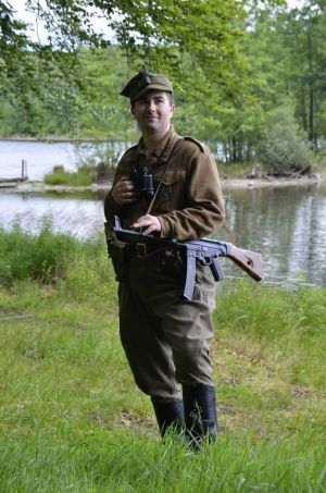 Partyzant 5 Wileńskiej Brygady AK, maj 1946r. okolice miejscowości Porost i Bobolice, woj. zachodniopomorskie. Rogatywka wz. 43 z orłem w koronie, bluza brytyjska battle dress P37, na lewej kieszeni ryngraf z Matką Boską Ostrobramską, spodnie bryczesy, oficerki, karabinek szturmowy MP43, na pasie w kaburze Browning HP 1935. — z: Marcin Maślanka