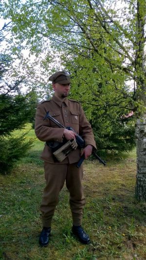 Podlasie maj 1945, ppor. 5 Wileńskiej Brygady AK. ( Mundur wg. wzoru 36, rogatywka, na lewej kieszeni ryngraf z Matką Boską Ostrobramską, pistolet maszynowy niemiecki MP40, ładownica do MP40, kabura na broń krótką, niemiecka na P08 )