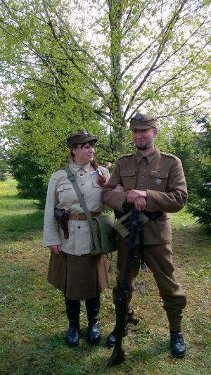 Podlasie 1945r. Partyzancka para w 5 Wileńskiej Brygadzie AK. Sanitariuszka oraz podporocznik. Sanitariuszka w bluzie WP wz.43. spódnica cywilna, oficerki, rogatywka wz. 37, na pasie w kaburze pistolett TT wz.43. Podporucznik w mundurze wz.36 wsparty na niemieckim karabinie maszynowym MG34.