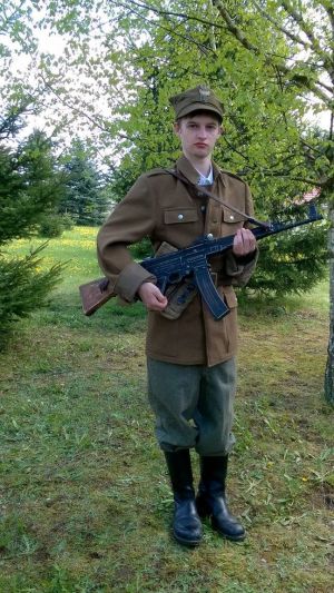Podlasie maj 1946r. Jeden z najmłodszych partyzantantów 5 Wileńskiej Brygadzie AK. W oddziałach majora "Łupaszki" służyło kilku kilkunastoletnich chłopaków. Widoczna rogatywka wz.43, (zbyt duża ) bluza wz.36, spodnie niemieckie M43, saperki niemieckie, pożyczony od starszych stażem i wiekiem partyzantów specjalnie do zdjęcia niemiecki karabinek szturmowy MP43