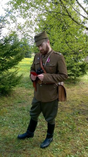 Maj 1946r. Podlasie. major Urzędu Bezpieczeństwa Publicznego. Mundur powojenny na podstawie munduru WP wz.36, rogatywka wz.43, raportówka powojenna, nad prawą kieszenią sowiecki order czerwonej gwiazdy, nad prawą kieszenią Krzyż Walecznych 1944. Na lewej kieszenie Odznaka Grunwaldzka