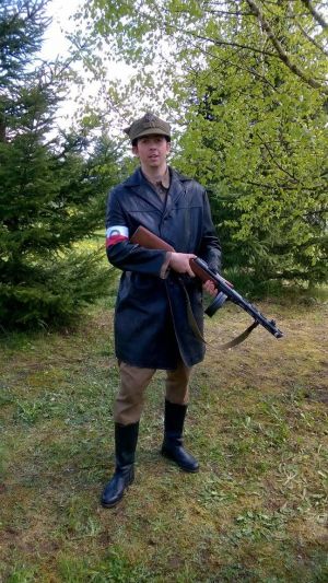 Podlasie, maj 1945. Milicjant. Płaszcz skórzany z biało-czerwoną opaską i literami MO, pod płaszczem mundur wz.43. na głowie rogatywka wz.43. z orłem tzw. "kuricą", w rękach pistolet maszynowi prod. sowieckiej PPSz wz.41