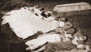 Ofiary napadu UPA w kwietniu 1943 r. na majątek Chobułtowa w powiecie włodzimierskim na Wołyniu. Archiwum Ewy Siemaszko.