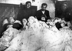 Latacz, powiat Zaleszczyki, woj. tarnopolskie. Rodzina Karpiaków, na której UPA dokonała mordu 14 grudnia 1943 r. (KARTA )