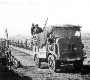 SPA CL 39 po pokonaniu mostu nad rosyjską rzeką. Na skrzyni ustawiony Breda mod. 37 kal. 8 mm. Samochód należał do pierwszej serii produkcyjnej. 
