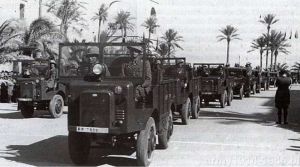 Rok 1938. Autocarrette OM 36Mt podczas parady w Libii. 