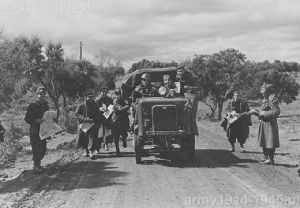 Zdjęcia zrobione po bitwie pod Guadalajara w marcu 1937 r. Autocarretta OM 32 widoczna na zdjęciu służyła do holowania trzeciego działa w baterii „Centauro” (Archivio Rojo AGA,33,F) 