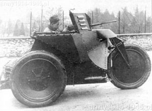 Opancerzony trójkołowy prototyp Moto Guzzi, uzbrojony w karabin maszynowy. 