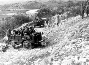 Prezentacja autocarretta 35 w jeździe terenowej oficerom wojsk zmotoryzowanych Acque Albuie na San Polo dei Cavalieri (Tivoli). 