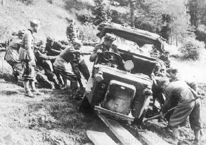 Trudna prowizoryczna przeprawa podczas działań przeciwko Francji w Alpach w czerwcu 1940 r.