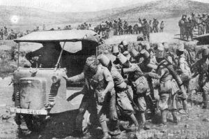 Erytrea rok 1935. Autocarrette OM 32 przekracza rzekę z pomocą żołnierzy Ascari. 