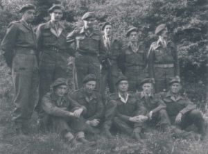 Oficerowie No. 10 Inter-Allied Commando. W górnym rzędzie trzeci od lewej płk Dudley Lister. W dolnym rzędzie pierwszy od lewej rtm. Stanisław Wołoszowski. (IWM)