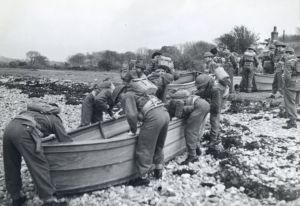 Szkolenie polskich komandosów w Achnacarry w użyciu brezentowych łodzi desantowych Goetley boat. Na takich łodziach przeprawiano się przez Garigliano w styczniu 1944 roku. (IJP)