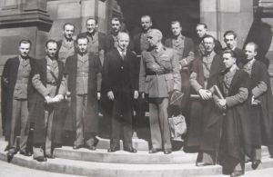 Grupa absolwentów Polskiego Wydziału Lekarskiego w Edynburgu 15 lipca 1942 r. Pośrodku w mundurze dziekan PWL ppłk. prof. dr n. med. Antoni Jurasz oraz dziekan szkockiego Wydziału Lekarskiego prof. Sydney Smith. W prawym dolnym rogu Bolesław Świtalski, który został lekarzem Samodzielnej Kompanii Commando. Fot. ze zbioru K. Piotrowskiego