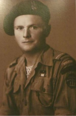 Unikalne studium mundurowe. Na fotografii st. strz. Jan Młynek ciężko raniony pod Suio. Zwraca uwagę noszenie sznura naramiennego za kampanię norweską, nadawanego dla żołnierzy Samodzielnej Brygady Strzelców Podhalańskich. Interesujący jest też sposób odwrotnego naszycia oznaki Operacji Połączonych na lewym przedramieniu oraz noszenie siatkowanej podkoszulki String Vests. (ze zbioru Rodziny Młynków)