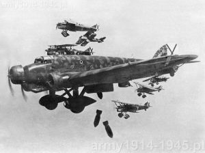 Samoloty bombowe Savoia-Marchetti SM.81 Pipistrello. W Castel Benito maszyny tego typu pełniły rolę maszyn do treningu skoczków.