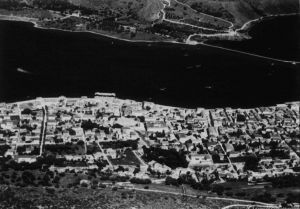 Ostatni rzut oka pilotów na stolicę wyspy Kefalonia miasto Argostolioni. W porcie widać już wodnosamoloty, które wylądowały jednocześnie ze skoczkami. (dzięki alieuomini.it zdjęcia ze zbiorów Archivio Centrale dello Stato)