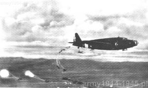 Skok spadochroniarzy z samolotu Savoia-Marchetti S.M.82 "Marsupiale"