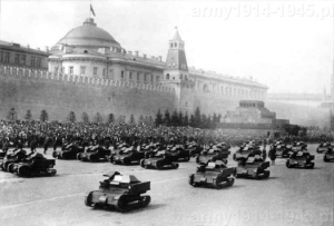 Parada tankietek na Placu Czerwonym w Moskwie. 
