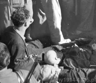 I memento dla tej broni: włoski partyzant pochyla się nad zwłokami. Widoczne zwłoki Benito Mussolini. Jednak Benito prawdopodobnie nie zginął od kul z MAB, a z amerykańskiego Thompsona, bo w taki uzbrojony był wykonawca wyroku Walter Audisio (jednak istnieje kilka wersji tego wydarzenia)  