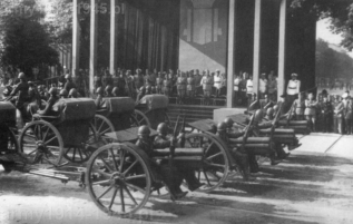 Pompatyczne defilady były specjalnością faszystów. Mimo, że starano się zmotoryzować artylerię, to aż do zawieszenia broni podstawowym sposobem holowania pozostała trakcja konna. 