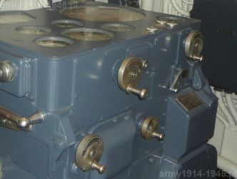 3. ORP Błyskawica, kalkulator po lewej stronie Fuze Keeping Clock (FKC), skierowany jest przodem do dziobu okrętu. Nie był jednostką samowystarczalną i współpracował z położonym obok kalkulatorem Fire Control Box.  