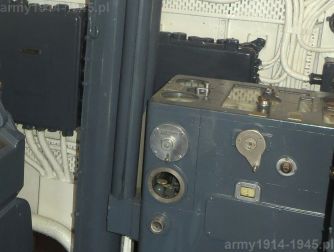 6. ORP Błyskawica, widok na lewy bok kalkulatora Fire Control Box (FCB), umieszczonego centralnie na jego górną część. Stoi on w poprzek do osi okrętu przodem w kierunku lewej burty. 